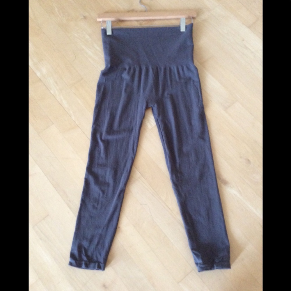 M Rena Tummy Tuck Capri Leggings Never worn